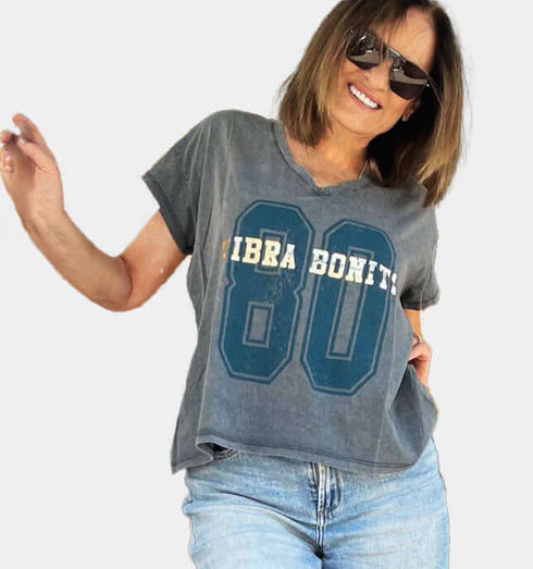 טישרט צוורון וי רחב בגוון אפור עם הדפס 80